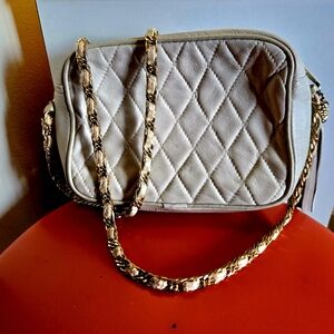 Elegant Quilted Shoulder Bag with Gold Chain